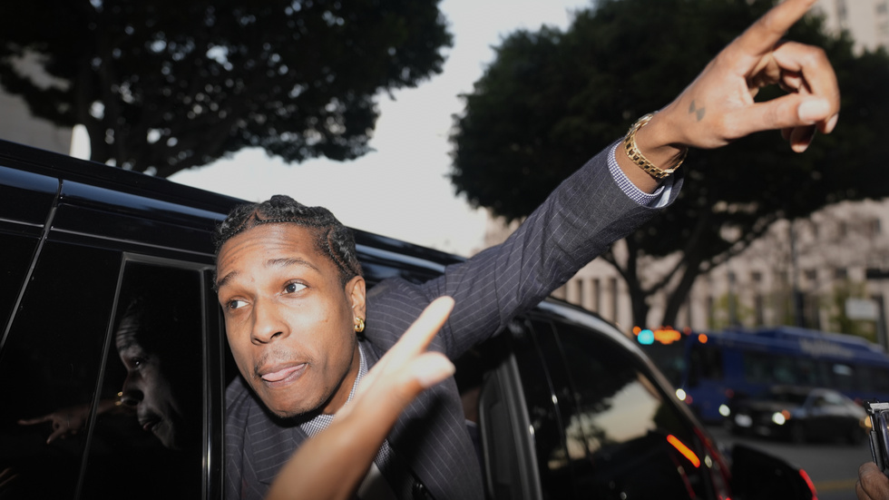 Asap Rocky gestikulerar när han lämnar rätten efter den friande domen.