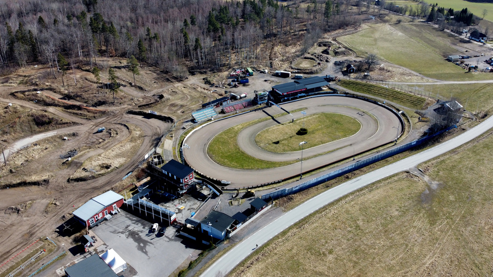 Duntebergets motorstadion har haft besök av någon som buskört, kört in i grind och slangat diesel.