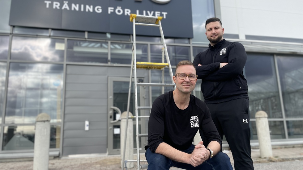 Mattias Johansson, operativ chef, och platschefen Arivan Rashid framför Actics nya gym i Stenhagen, som öppnar i april.