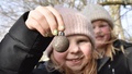Märtha, 8, läxar upp vuxna: "Kasta inte skräp i naturen"