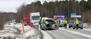 Trafikolycka på Färjeleden – två bilar frontalkrockade