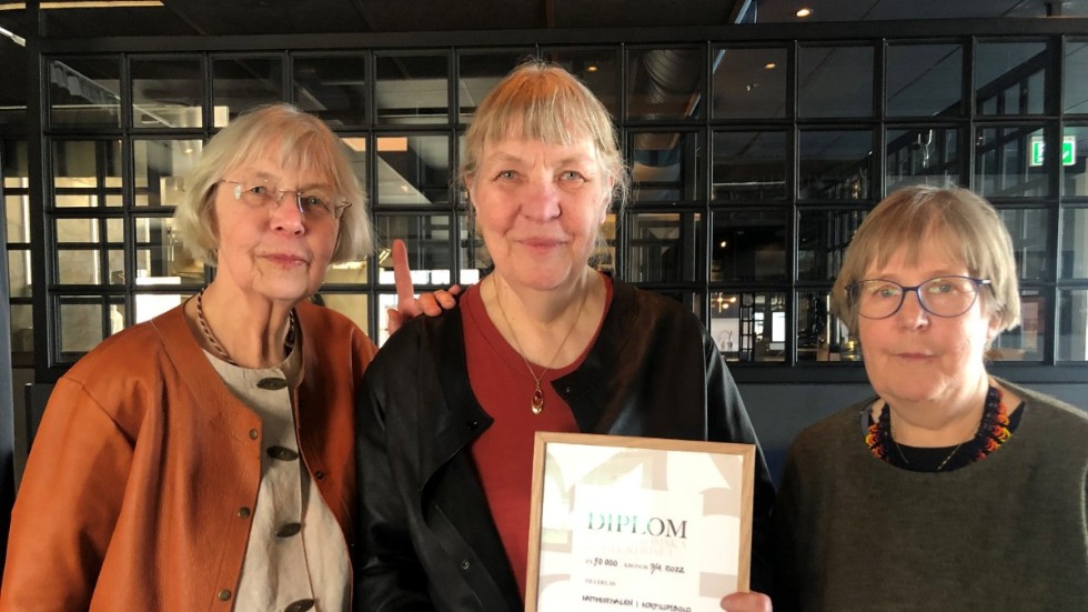 Märta Nylund, Linnéa Nylund och Karin Nylund från Korpilombolo Kulturförening mottog Rosenströmska Norrländska kulturpris.