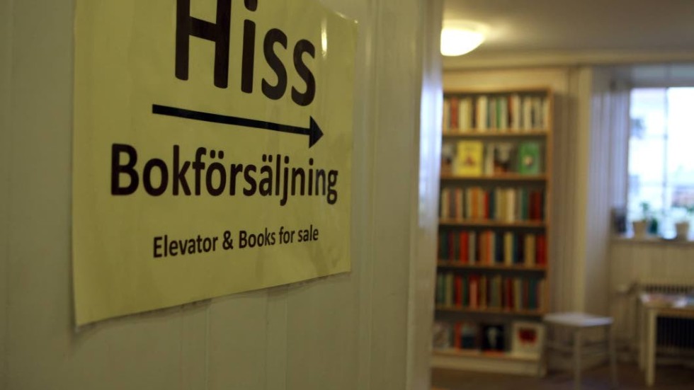 En del av böckerna bärs inte upp på magasinet, utan ner till den boklåda som biblioteket har vid entrén.