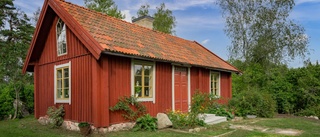 Restaurerat 1800-talstorp i kulturbygd stack ut 