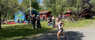 Löparna sprang från kyrkport till kyrkport • Hoppas på en tradition