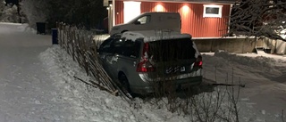 Rattfull tog nattlig tur – kraschade in i villaträdgård