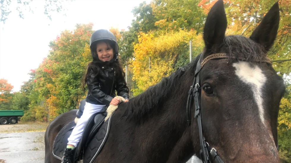 Fatima, 4, fick provrida hästen som var på Enögla förskolas fordonsdag. 