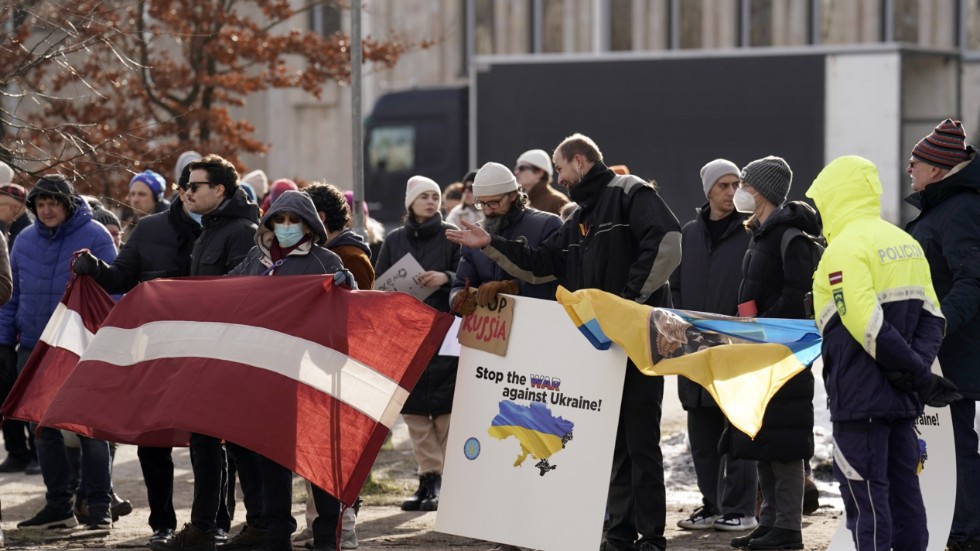 Demonstrationer utanför Rysslands ambassad i Lettlands huvudstad Riga, i samband med det förnyade ryska angreppet på Ukraina den 24 februari i år.