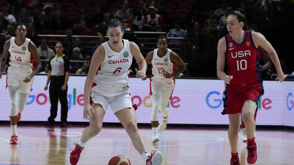 Breanna Stewart var bästa poängplockare när USA krossade Kanada i semifinalen i basket-VM.