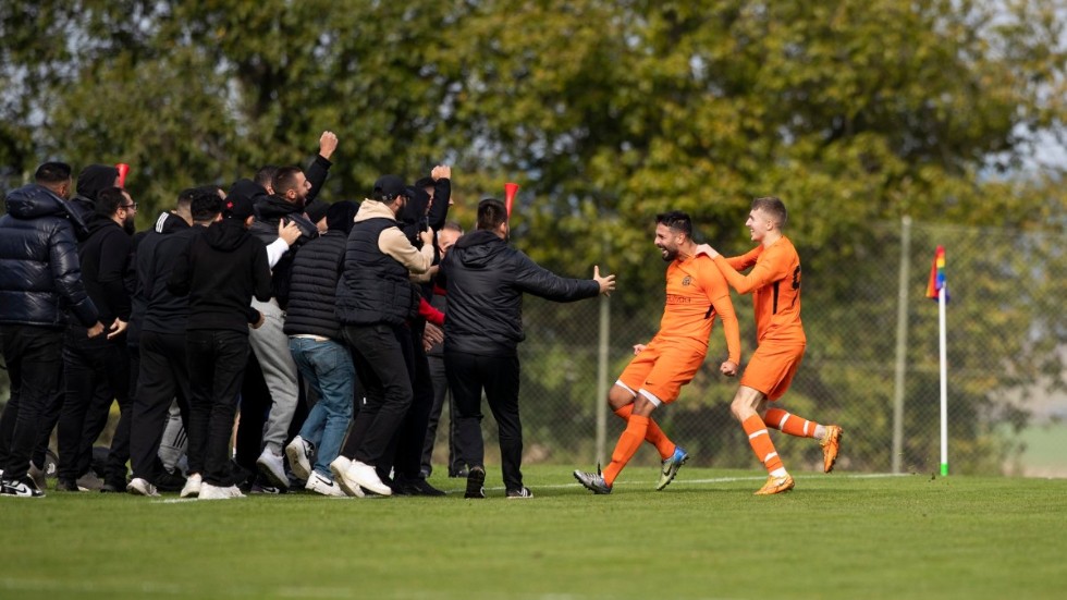 Damir Zenkovic gjorde hattrick när HBK tog klivet upp till division 3. Efter en segdragen skada väntar nu comeback lagom till heta derbyt mot BK Ljungsbro. Och Zenkovic hoppas på stort stöd från HBK-fansen: "Det är vänner, grannar, gamla spelare och sköna Skäggetorp-killar som kommer och stöttar oss", säger 33-årige anfallaren.