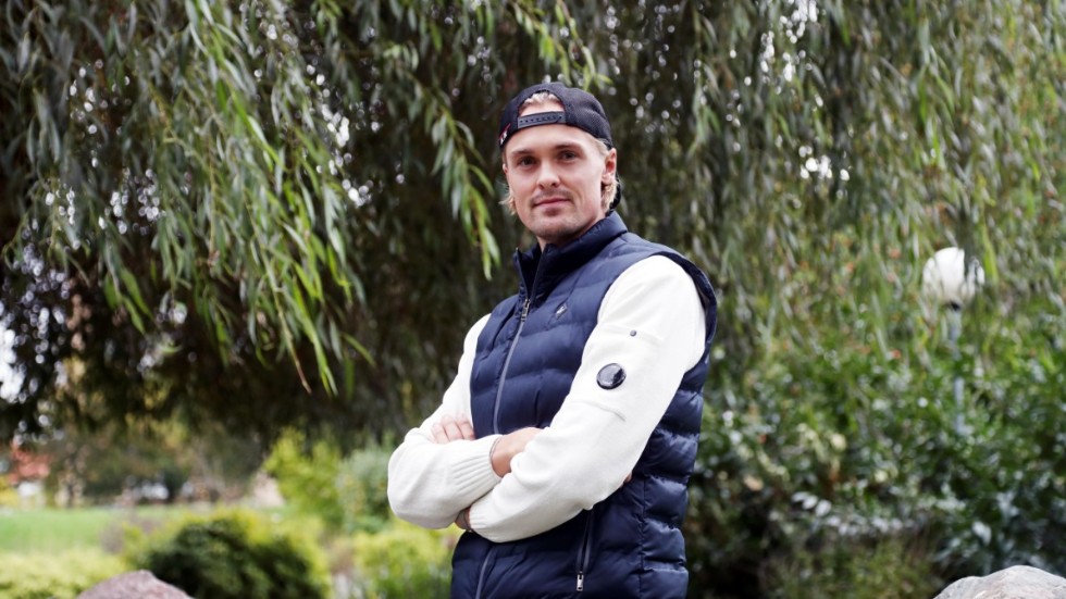 Jonathan Hallin kämpar med sjukdom och har träningsförbud. "Jag har ändå kört lite på gym. Inte så att pulsen går upp, bara för att hålla igång kroppen".