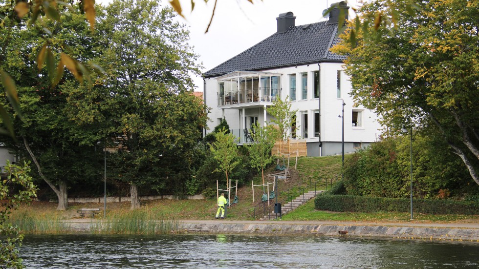 Makarna Sundvalls hus ligger mindre än 20 meter från ån där det pålats i samband med kajrenoveringen.