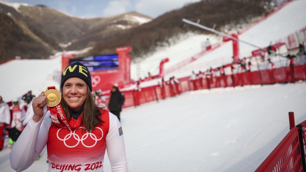 Sara Hector med guldmedaljen från storslalom under vinter-OS i Peking. Arkivbild.