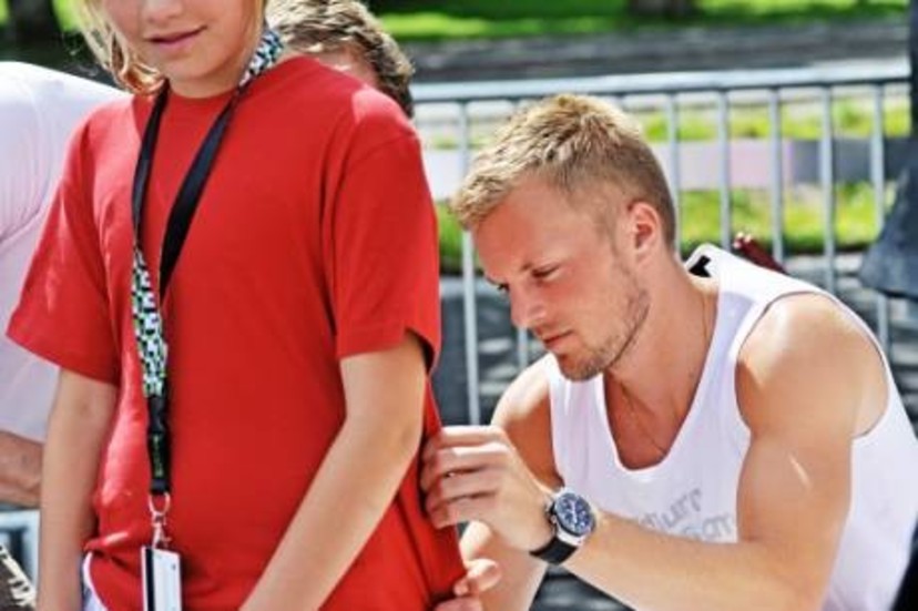 Sebastian Larsson, svensk landslagsstjärna i fotboll, fick skriva massor av autografer på sportscampen i Norrköping i går eftermiddag. Foto: Karin Lundin