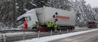 Lastbil kanade av väg 55 i halkan