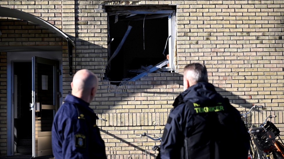 Något exploderade i ett lägenhetshus i Uppsala under natten mot onsdag.