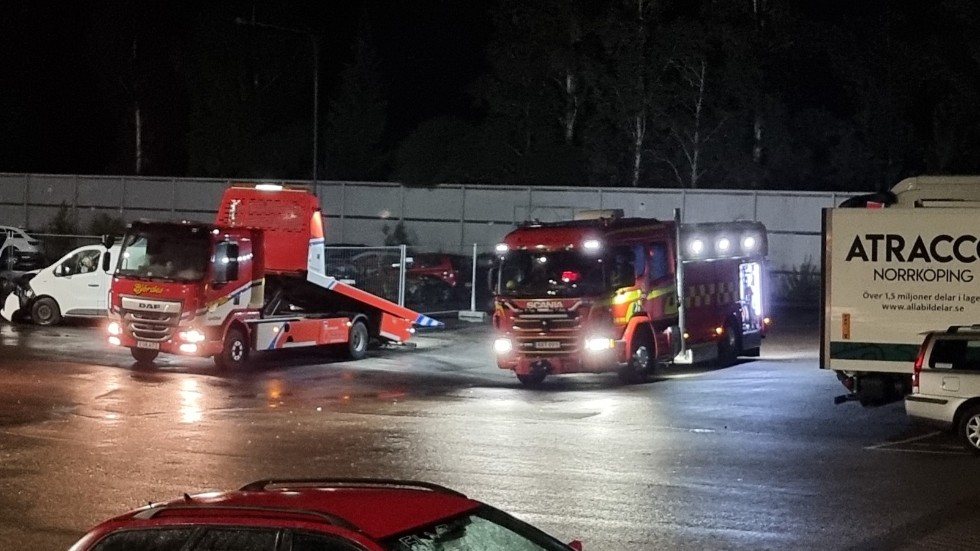 En bil började ryka när den skulle lastas av från en bärgningsbil.