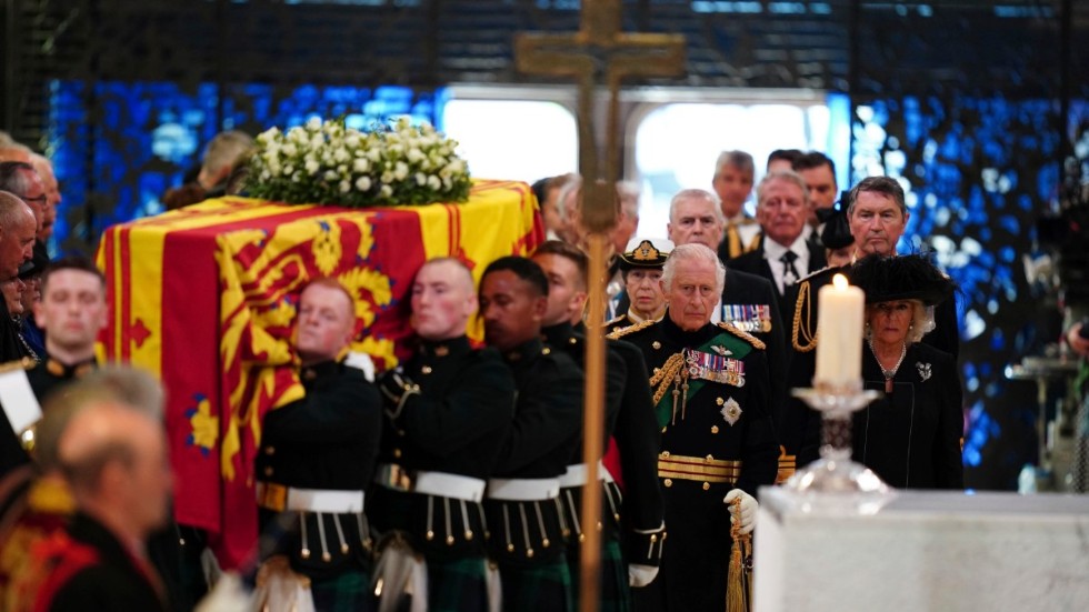 Kung Charles III och hans fru Camilla går in i Saint Giles-katedralen bakom drottning Elizabeths kista.