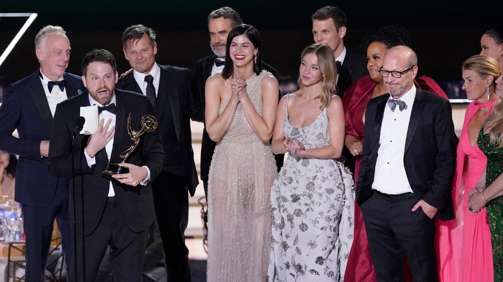 "White lotus"-gänget tar emot pris för bästa miniserie. Serien fick flest priser under nattens Emmygala.