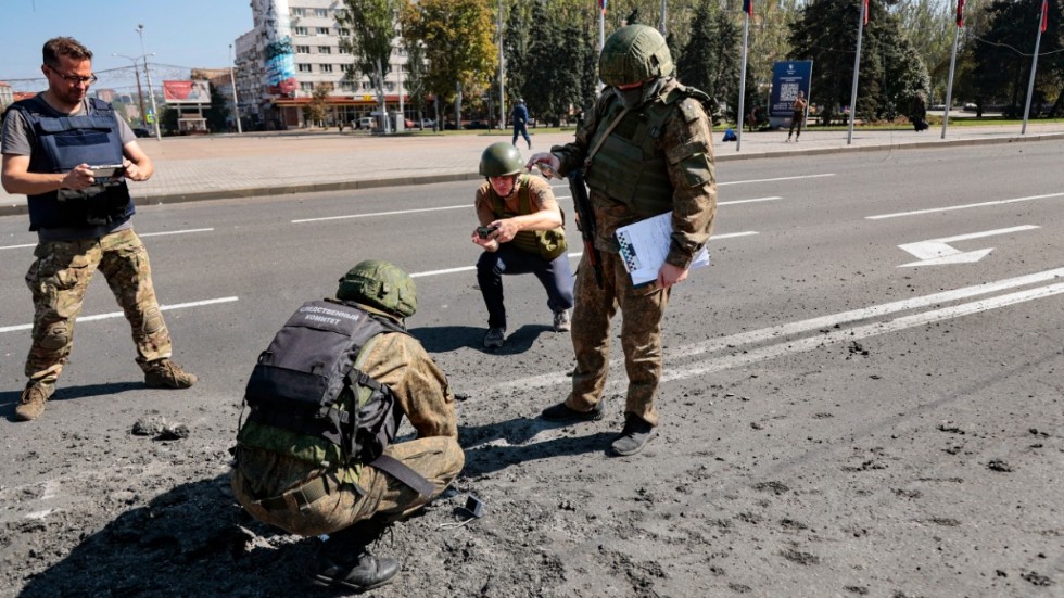 Efterspelet till en granatattack i Donetsk. Bild från i lördags.