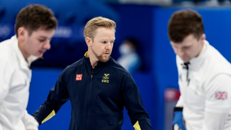 Sveriges skipper Niklas Edin under OS-finalen i Peking mot Storbritannien. Efter OS-guldet siktar det svenska laget vidare mot spelen i Milano/Cortina 2026, men med tuffa ekonomiska förutsättningar. Arkivbild.