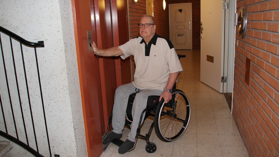 Vid de tillfällen hissen inte fungerar kommer Kent Lindström inte längre än hit. "Det bor också många äldre i huset som har rullator."