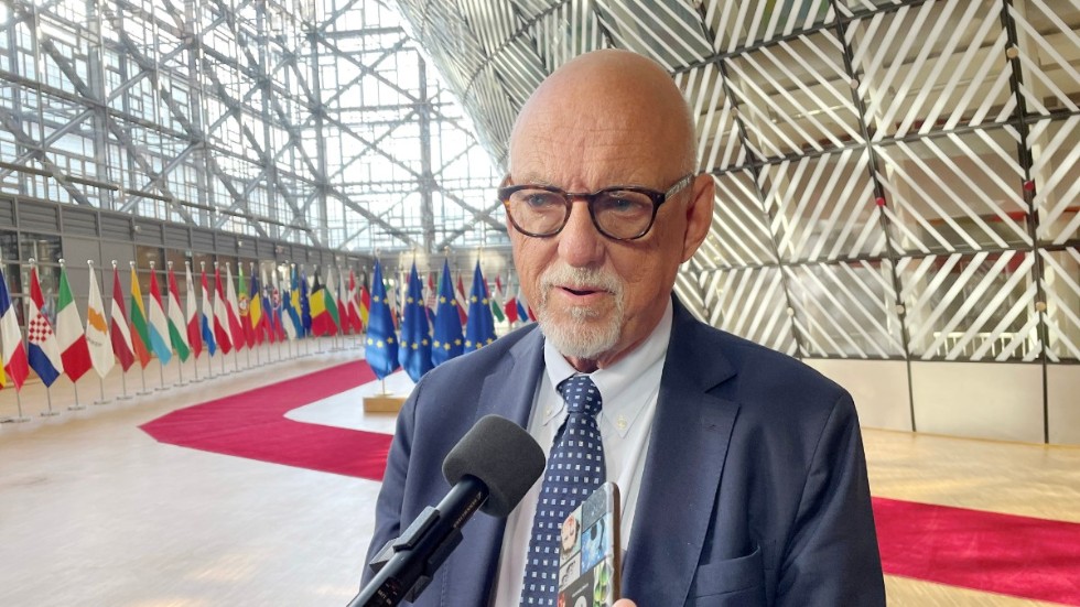 EU-minister Hans Dahlgren (S) på väg in till tisdagens ministermöte i Bryssel.