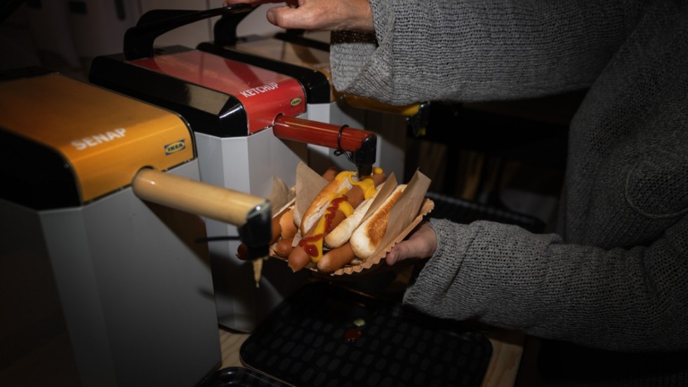 Ikeas prisökning på korv med bröd orsakade kraftfulla reaktioner bland svenska folket. Under fredagen backade de från beslutet.