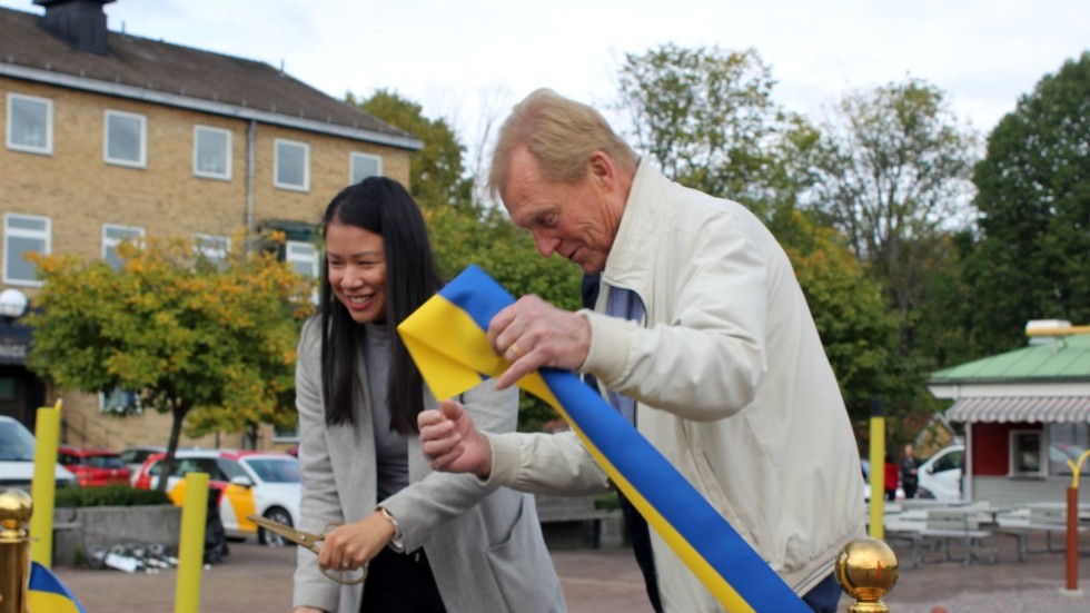 Regionrådet Julie Tran och miljö- och samhällsbyggnadsrådet Hugo Andersson klippte bandet med gemensamma krafter.