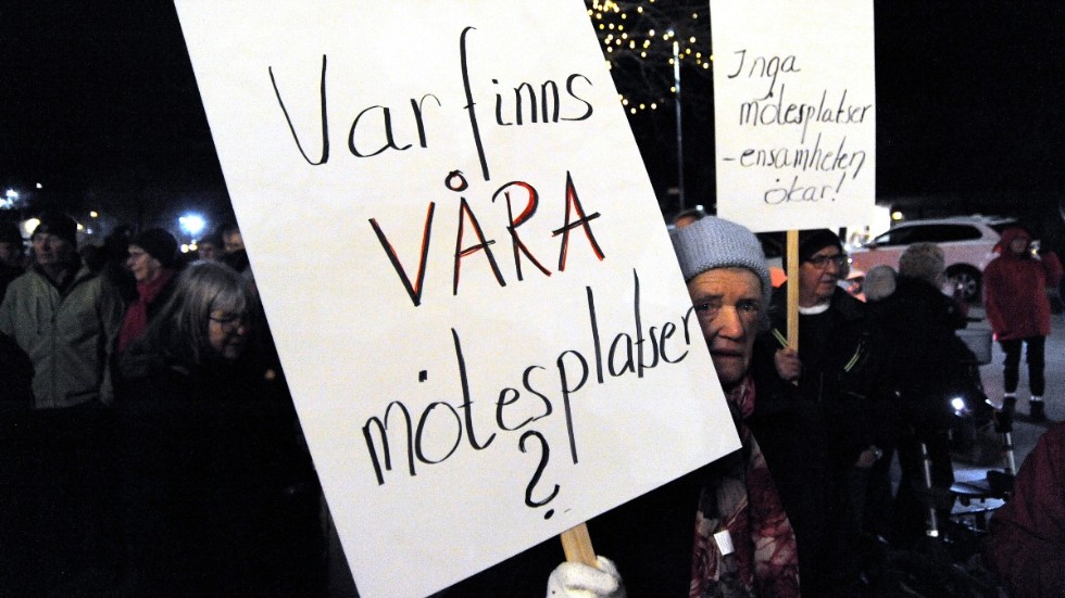 I november förra året protesterade hundratals personer mot avsaknaden av föreningslokaler. I januari tillsattes en utredning som skulle varit klar nu.