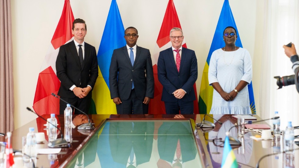 Migrations- och integrationsminister Kaare Dybvad Bek (S) och utvecklingsminister Flemming Møller Mortensen (S) under ett möte med bland andra Rwandas utrikesminister Vincent Biruta.