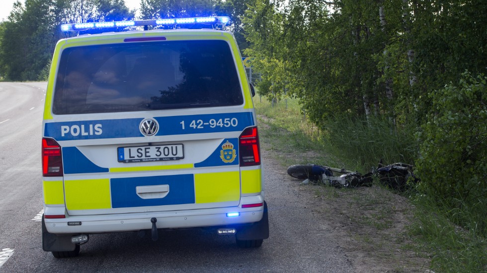 Polis, räddningstjänst och ambulans ryckte ut till MC-olyckan öster om Stavsjö.
