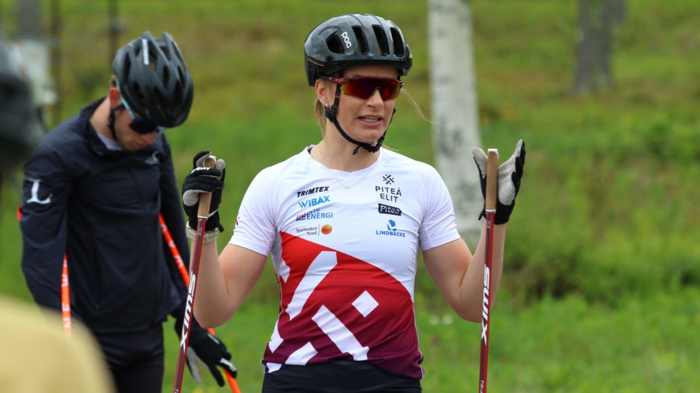 Ifjol bröt Sofia Henriksson foten på ett träningsläger med landslaget. Nu håller 29-åringen tummarna, eller tar rättare sagt i trä, för att kommande säsong ska bli bättre. 