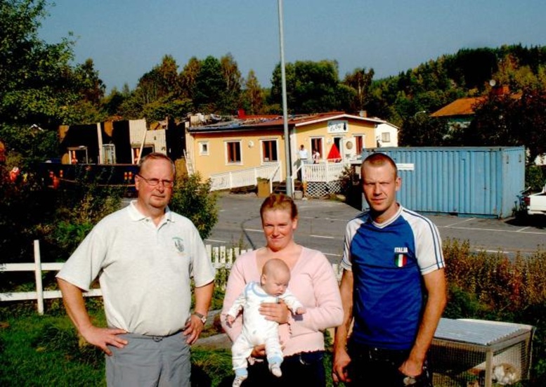-- Det känns skönt att vi snart återöppnar caféet och butiken. Det säger fr v lanthandlare Christer Wahlsten och trogna kunderna Sofia Pettersson och Patrik Karlsson, här med dottern Felicia. Övre våningen i byggnaden, till vänster, har tagits bort; i fortsättningen blir det en enplansbyggnad. Bild: SVANTE STRÖMBERG