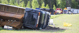 Efter lastbilsolyckan på rv 50 – risk för köer till tidig kväll