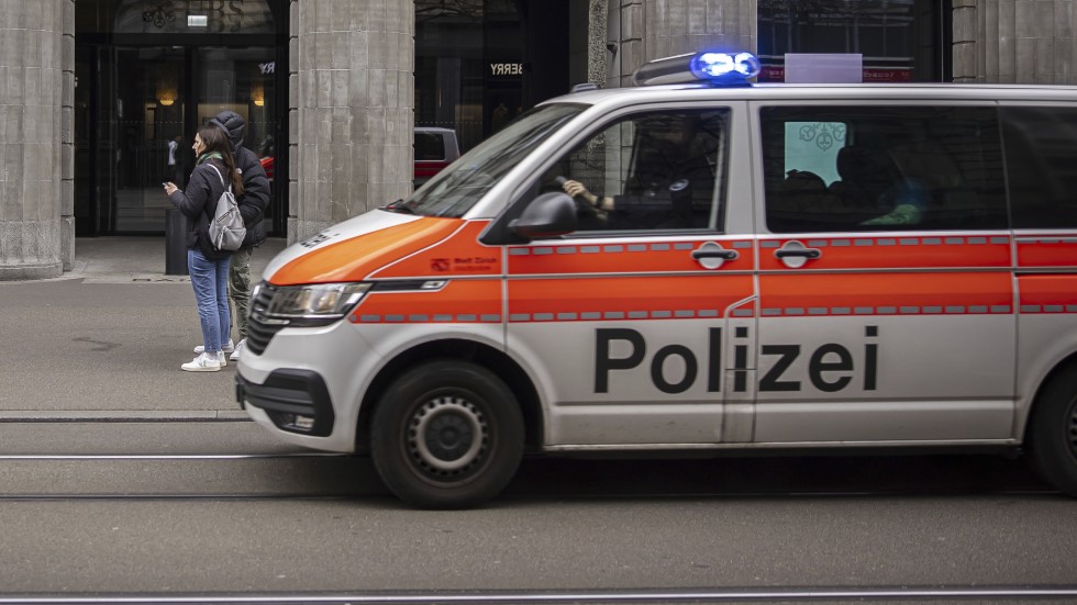 Schweizisk polis utreder omständigheterna kring flygolyckan. Arkivbild.