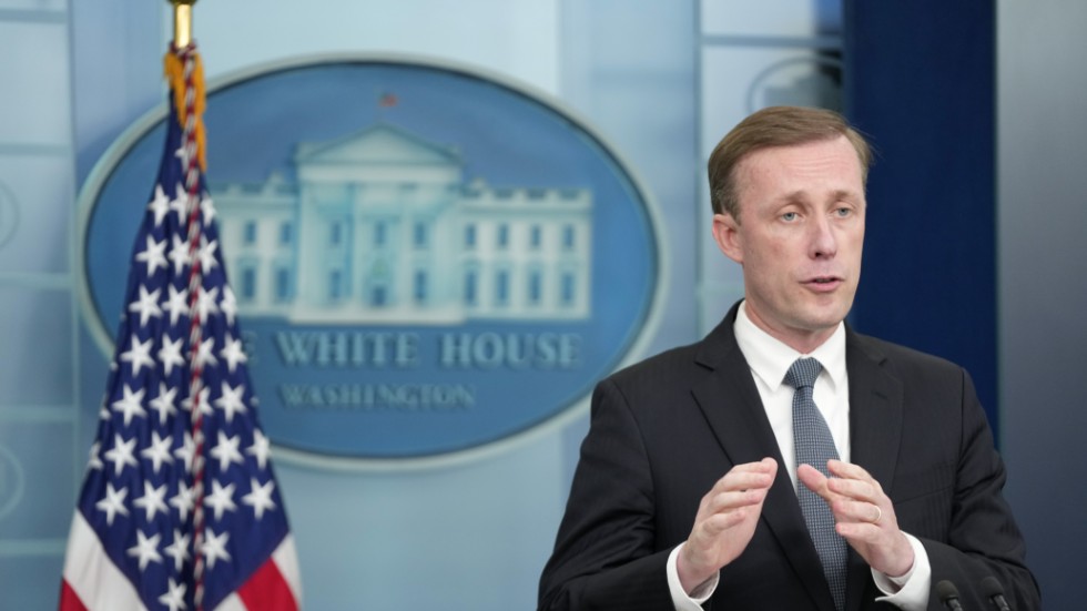 USA:s nationella säkerhetsrådgivare Jake Sullivan säger att det är "rätt" att skicka klusterbomber till Ukraina.