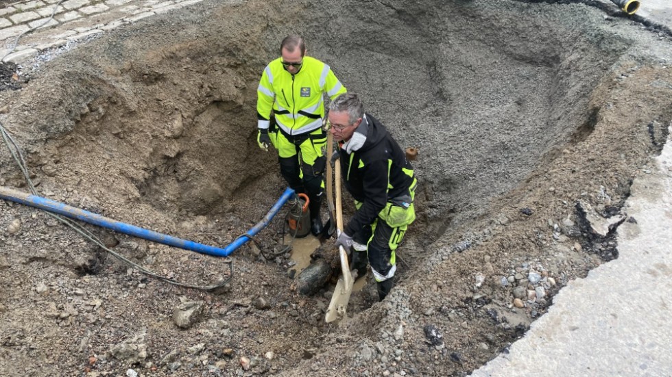 Anders Sonnerud, rörnätstekniker på Sevab och Frank Kjellström på underentreprenören Frontab hjälps åt att laga det trasiga röret på Storgatan. 