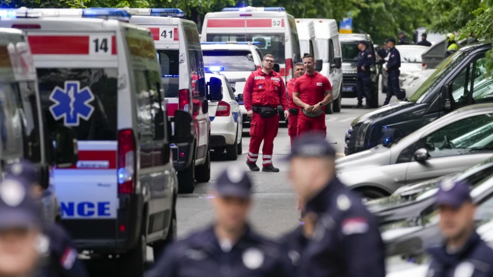 Polisen har spärrat av området kring grundskolan i Belgrad, där flera elever har blivit skottskadade på onsdagsmorgonen, enligt serbiska medier.