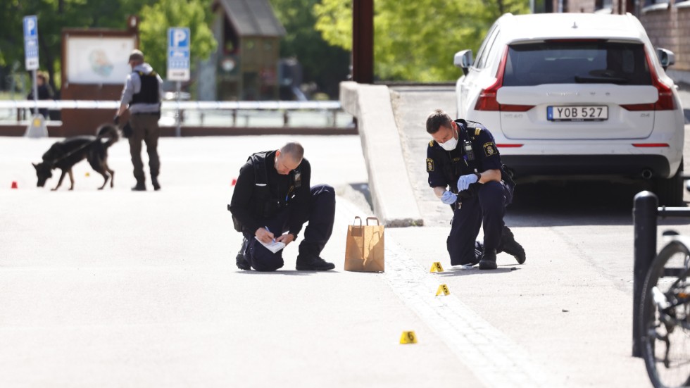 Under torsdagen pågick en stor polisinsats vid Munktellarenan i Eskilstuna där fyra tonåringar knivskadades vid ett bråk.