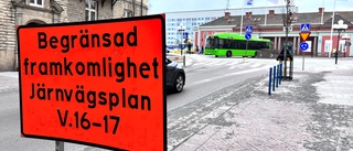 Körfält stängs av i vältrafikerad korsning