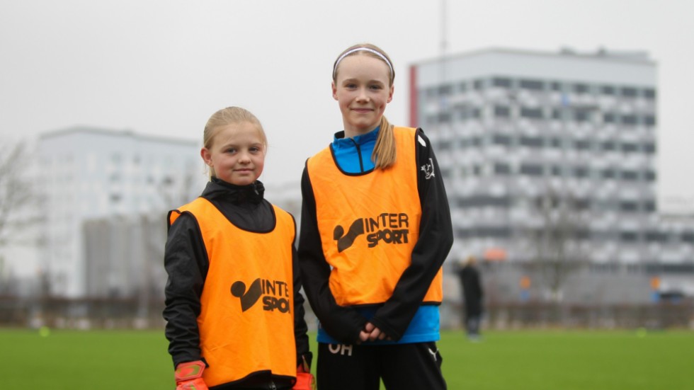 Hilda Karlsson, 11, och Olivia Hagström, 12, deltar på Linköping FC:s påsklovscamp.