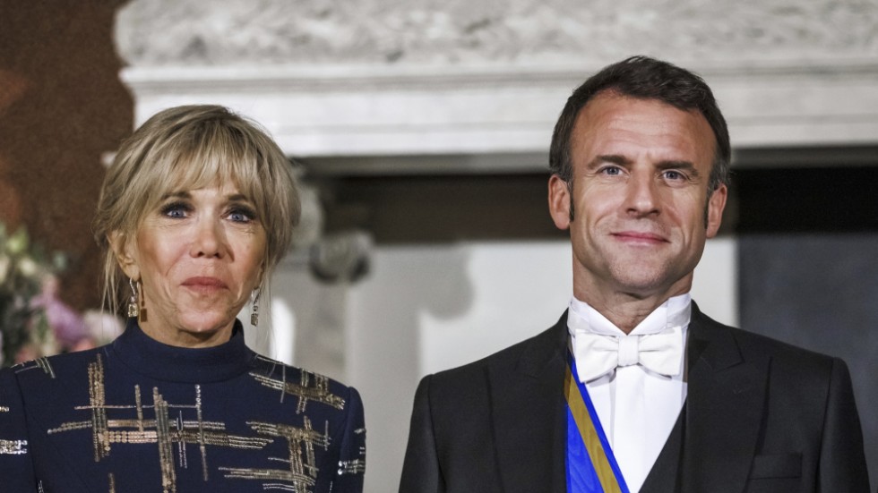 Debatten om Emmanuel Macron Kina-linje fortsätter när han och hans fru Brigitte nu åkt vidare till Nederländerna, där denna bild togs i tisdags.
