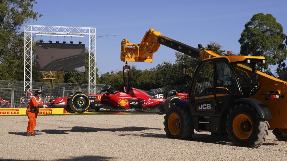 Charles Leclerc bil lyfts av efter en olycka.