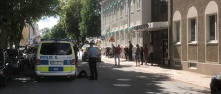 TV: Upprörd stämning utanför kommunhuset – ett 50-tal personer blockerade vägen