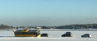 Skolbuss har kört av vägen