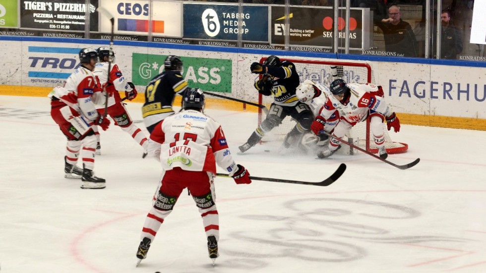 HV71 satte rejält tryck mot VIK:s mål under hela matchen.