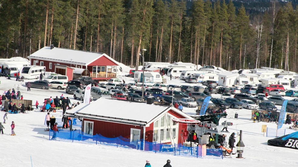 Kanisbacken erbjuder uthyrning av skidutrustning, snowboardutrustning och annat som behövs för en bra dag i backen. "Vi vill fortsätta erbjuda möjligheten att hyra ut utrustning på plats för att säkerställa en så bra upplevelse som möjligt på Kanisbacken", säger Monica Sjölund.