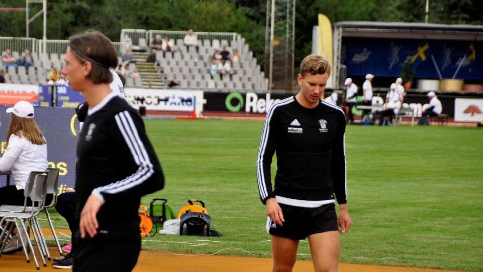 Filip Björklund, t v, hoppade högst av UIF:s hoppare under SM och blev fyra, men högst tidigare under säsongen har Oskar Lundqvist, t h, hoppat och det bidrog till att Lundqvist nu är Finnkamps-uttagen.