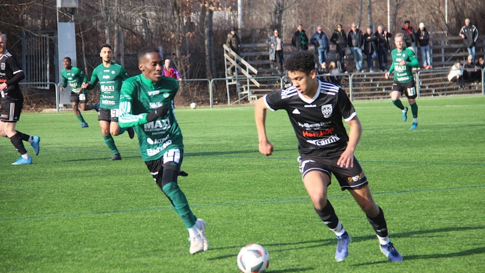 Division 2-laget Trosa/Vagnhärad blev för svårt och vann med 3-0 på Korsängen. Här försöker testspelaren Christ Lionel bryta ett gästande anfall.